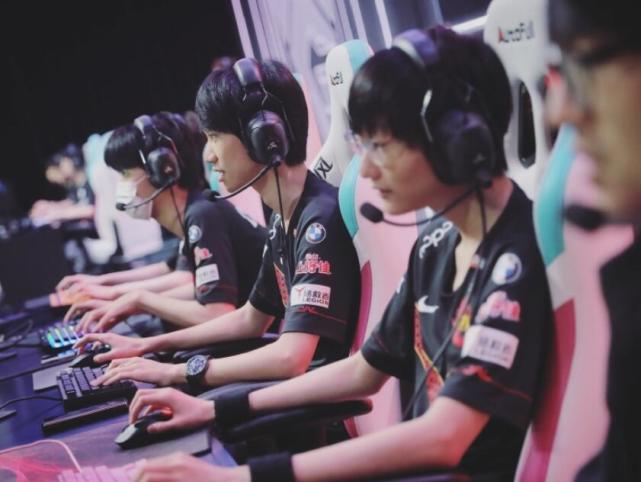 加期待他在 加期待他在